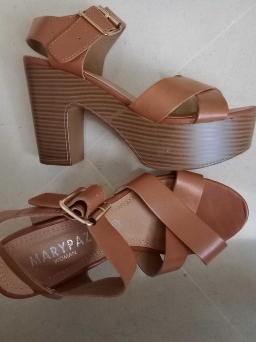 Sandálias de salto alto castanhas