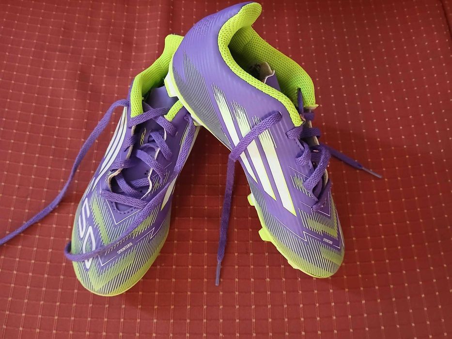 Vendo chuteiras de futebol Adidas F50 Club (N.º34)