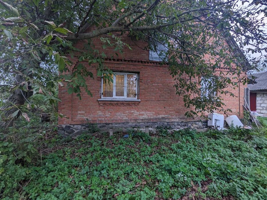 Продається земельна ділянка з одноповерховим цегляним будинком