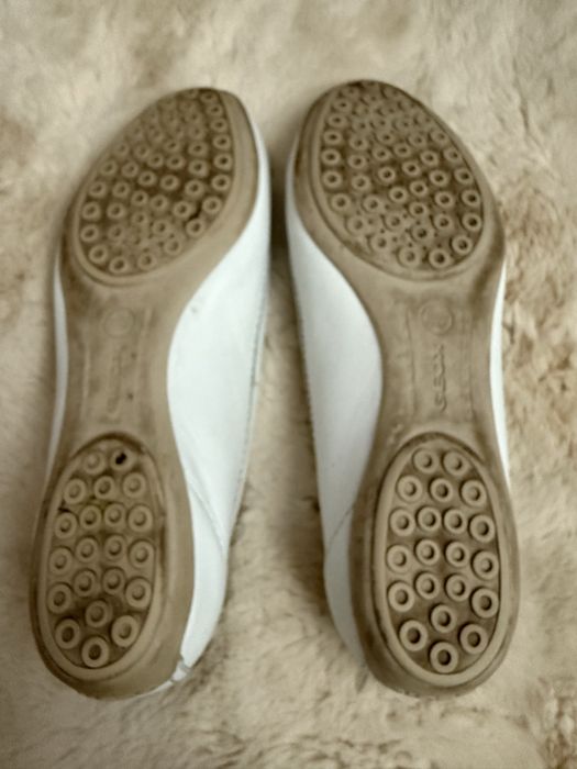 Продам білі балетки Geox