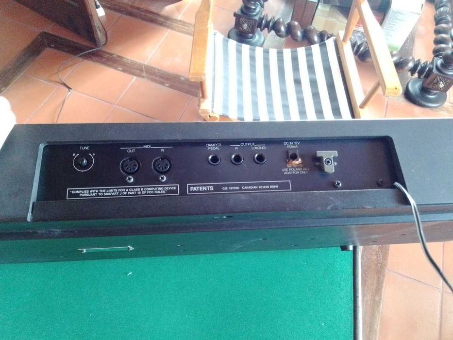 Piano Digital Roland EP7e - 76 Teclas