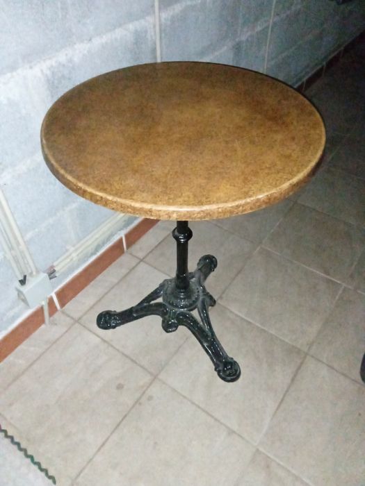 Mesa clássica, pé em ferro trabalhado
