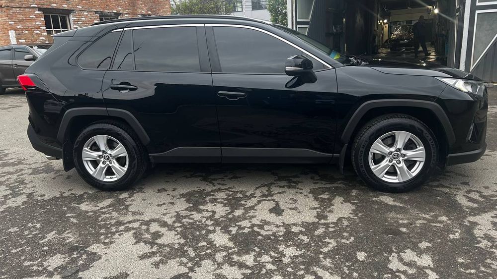 Продам Toyota RAV4 2021 року офіційна