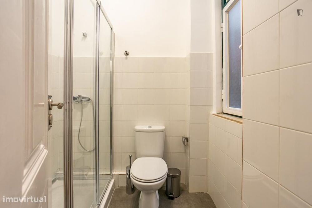 Quarto - localizado em Santos Lisbon