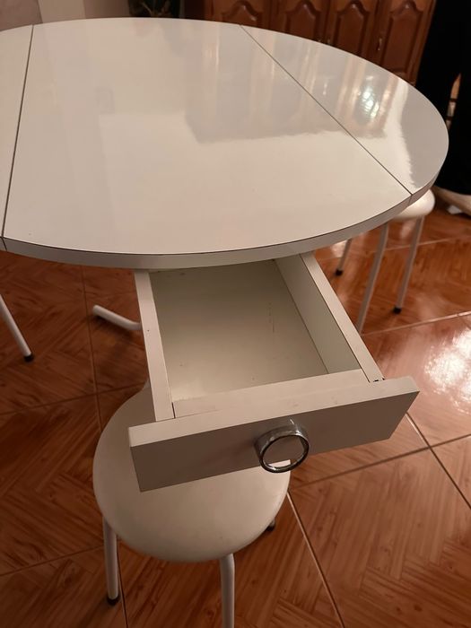 Mesa de cozinha branca extensível + 4 bancos