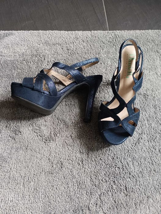 Vendo sandália, salto alto, azul escuro