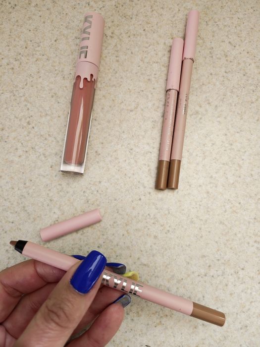 Nowa, Matowa szminka KYLIE 808 + gratis