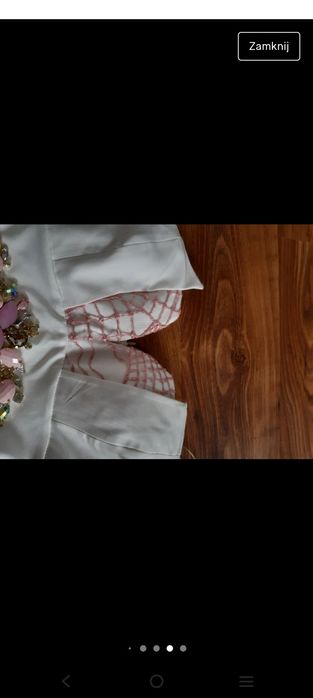 Sukienka z różową baskinką