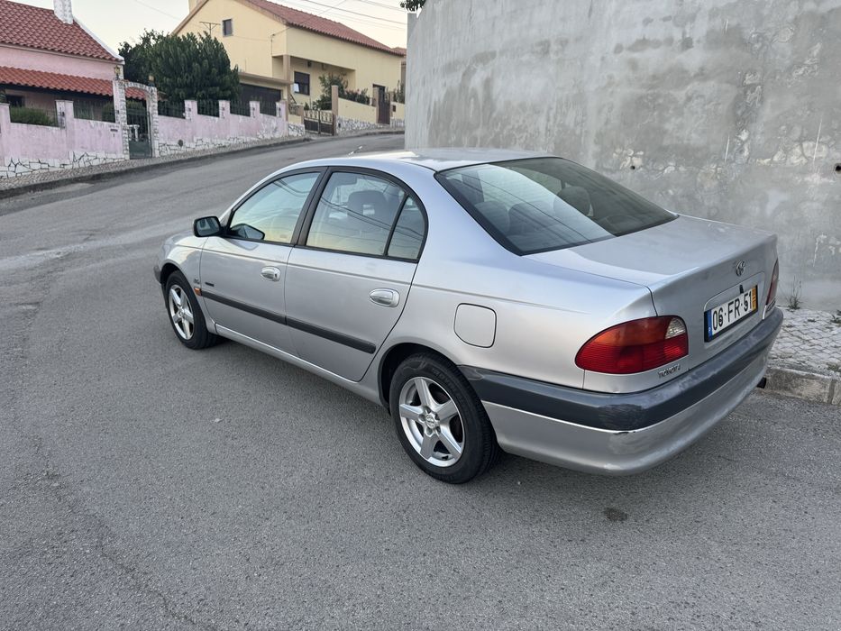 Toyota Avensis 2.0 D4-D de 2000, em bom estado de circulação