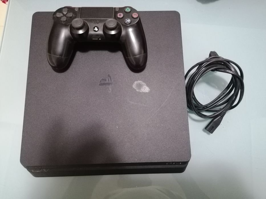 PS4 1TB com 1 comando e 2 jogos