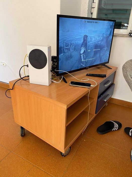 Mesa para TV com rodas