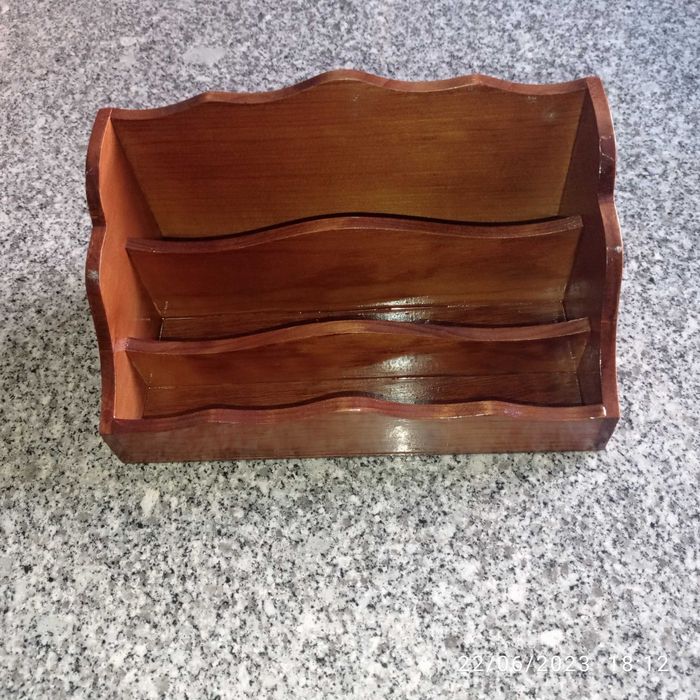 Estante em madeira envernizada