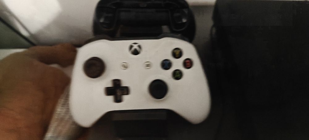 Konsola xbox one project scorpio + 2 pady+ 1 gra