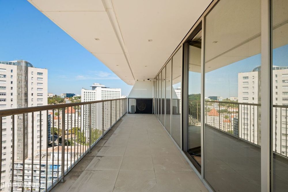 Apartamento T4 + 1 com piscina, Nova Campolide, Lisboa