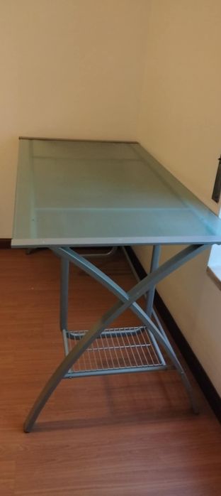 Mesa de Escritório em Vidro Fosco com Estrutura Metálica - 140x70x75cm