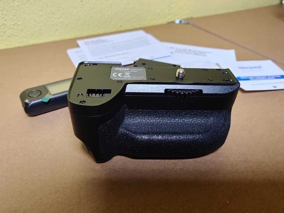 Punho de Bateria Neewer NW-A6600 com Comando 2.4G Sony (NOVO NA CAIXA)