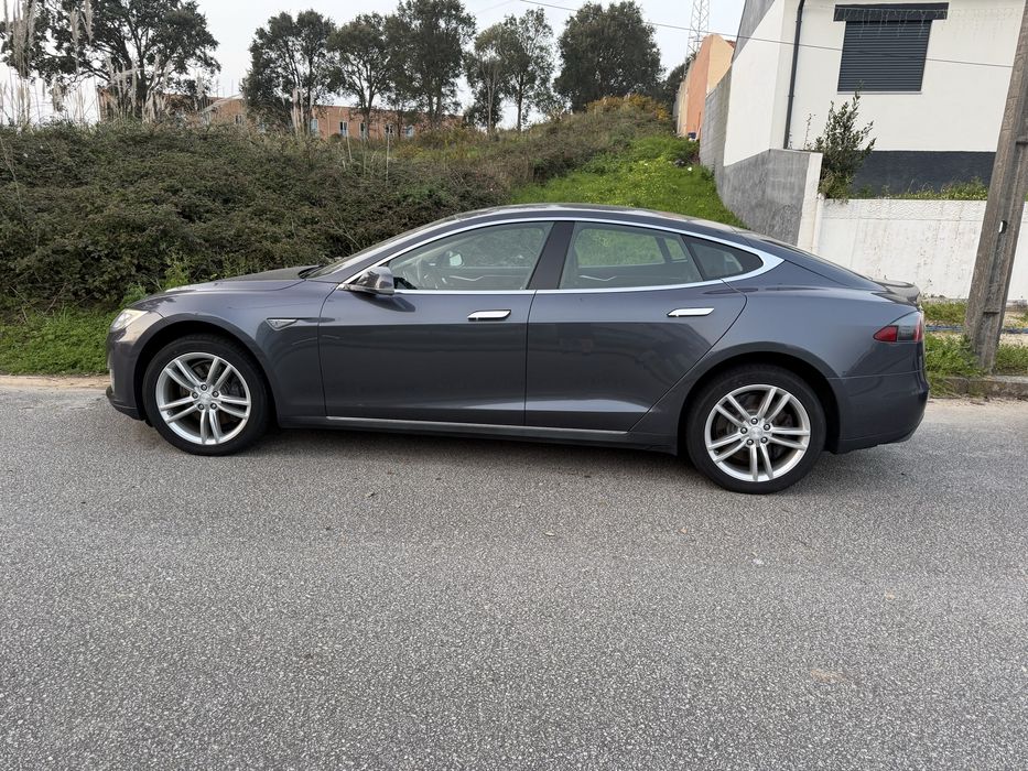 Tesla model s 85