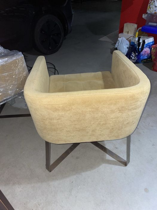 Cadeirão amarelo pernas metálicas