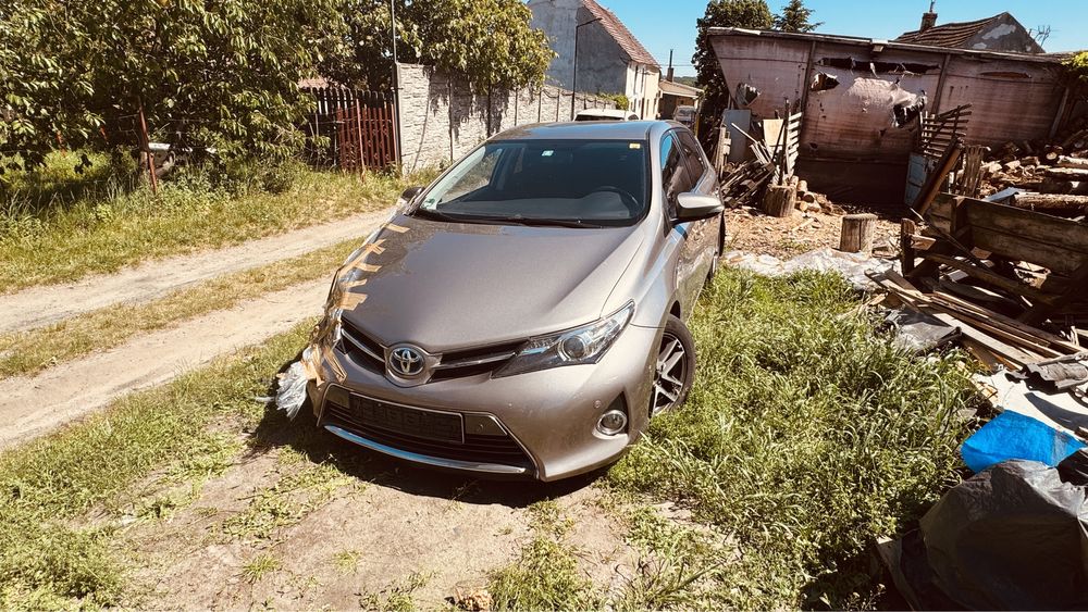 Wnętrze fotele itd toyota auris II LIFT hybrid