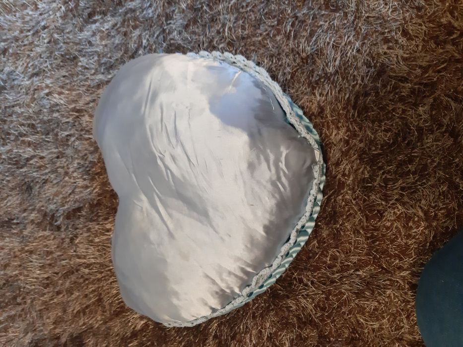 Almofada em forma de coração toda bordada