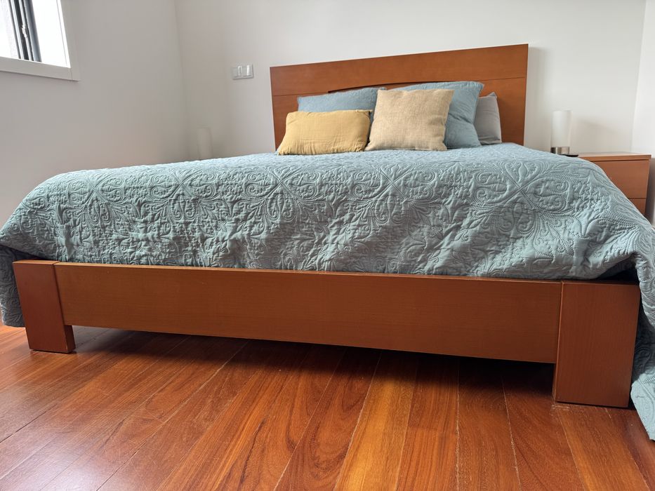 Cama de casal em cerejeira + 2 mesinhas de cabeceira
