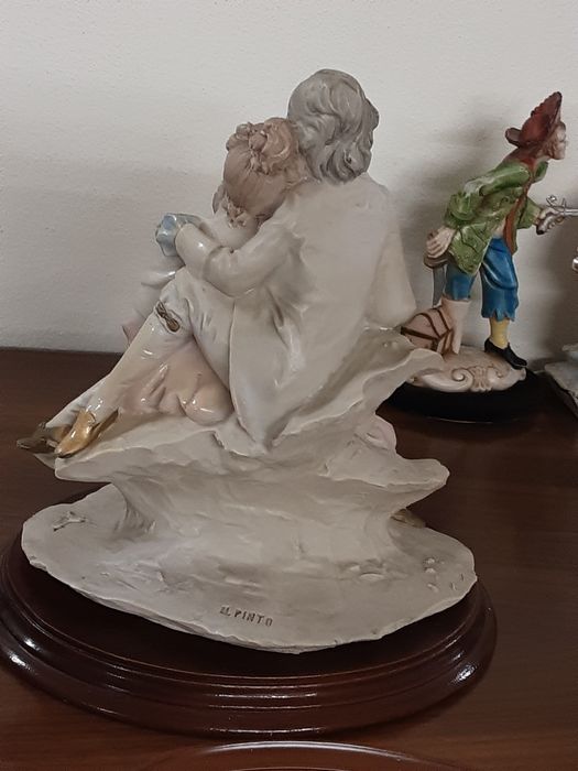 Estatueta  em marfinite marcada  25 cm altura x 22,5 cmx 18,5 cm diâm