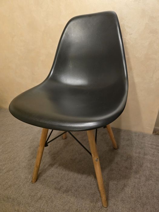 Три стільці з дефектом