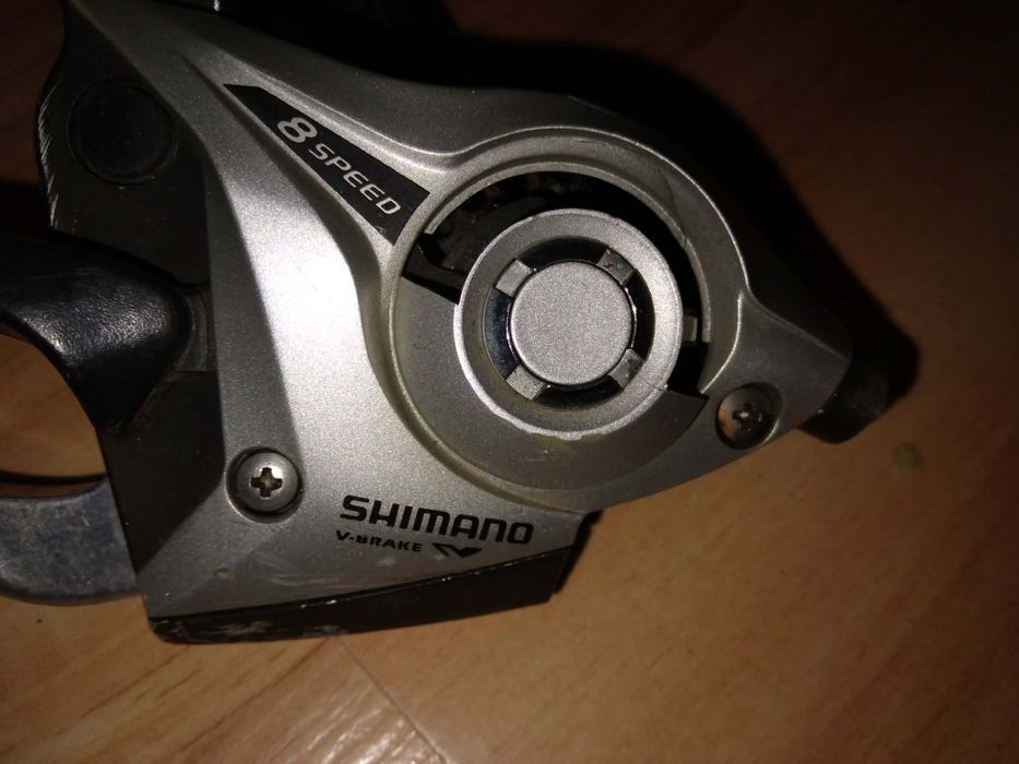 Prawa klamkomanetka Shimano ST-EF-51-8R.
