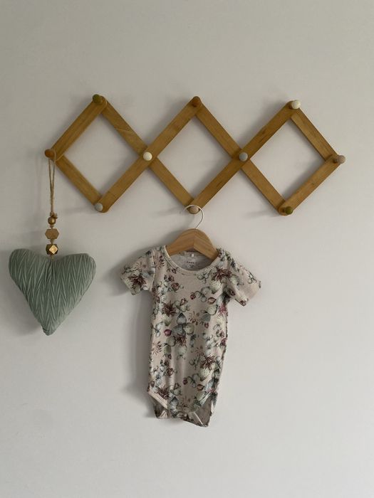 Body name it 62 beżowe w roślinki pastelowe zielone jak newbie