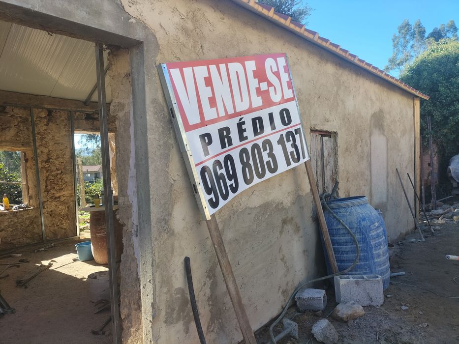 Prédio com 7 ou 8 habitações para recuperar em Pindelo