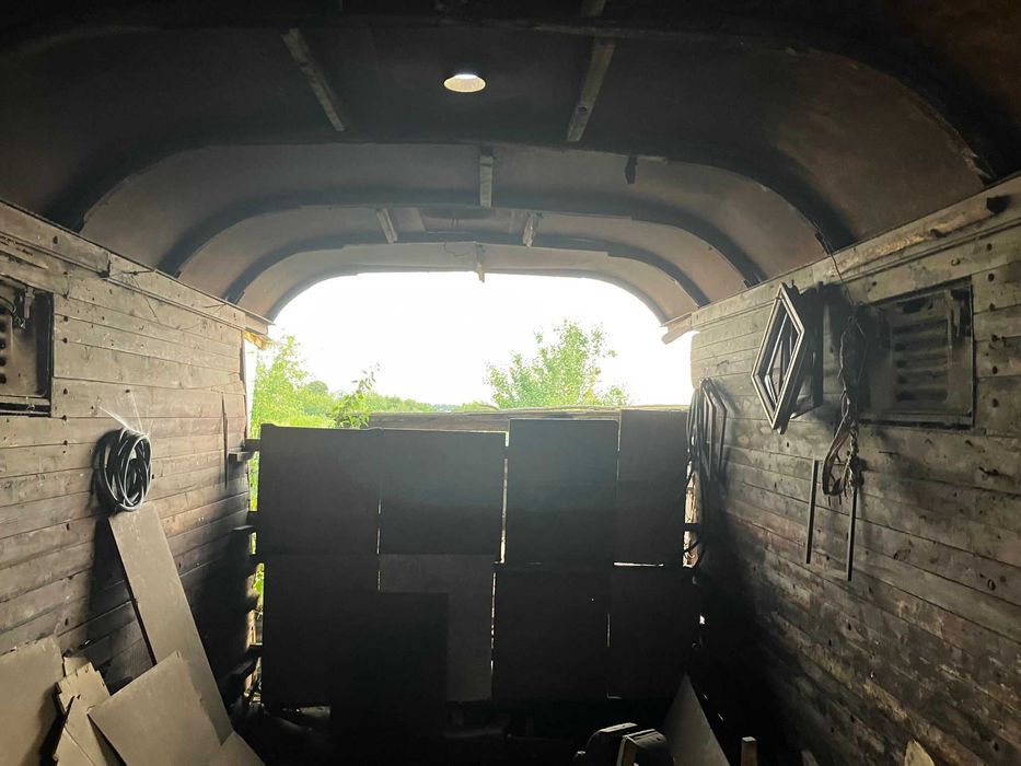 Метало/дерев'яний гараж з залізно-дорожнього вагона!