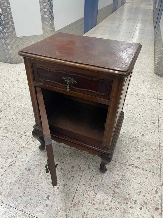 2 mesas de cabeceira antigas