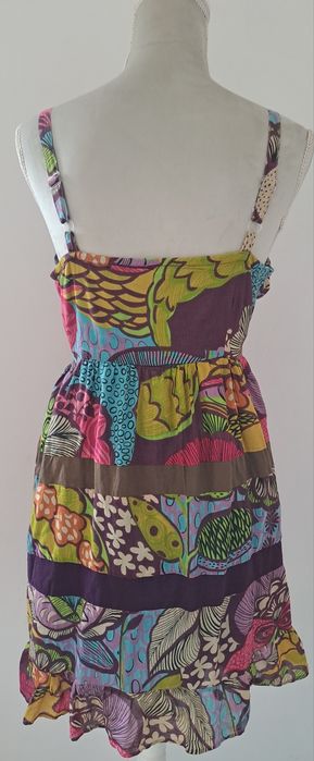 Vestido de alças curto com padrão colorido