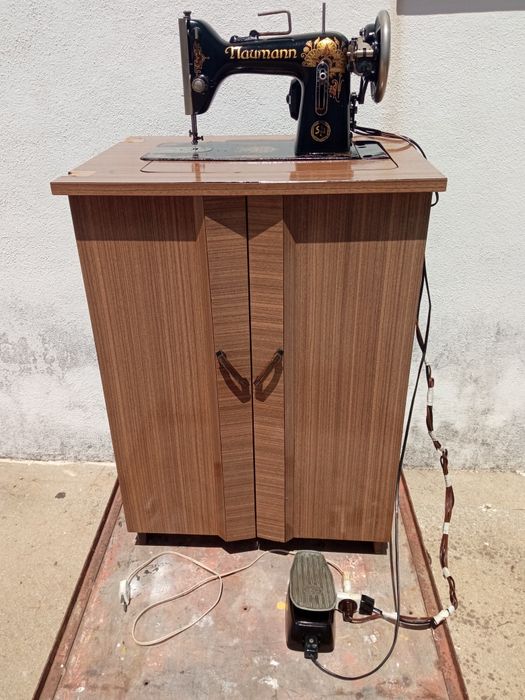 Máquina costura elétrica Naumann com móvel