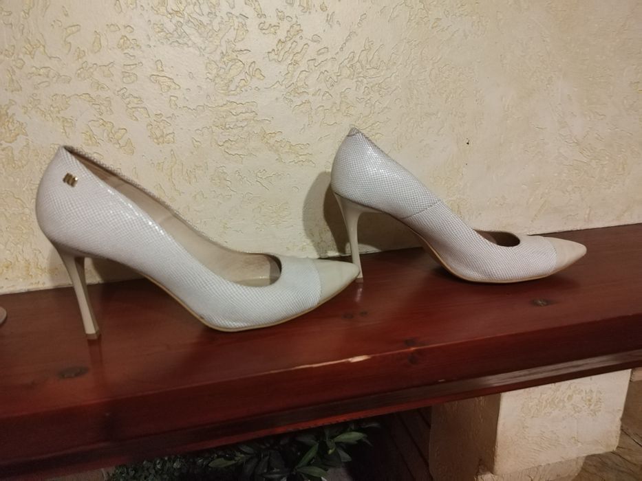 Macconi szpilki firmowe