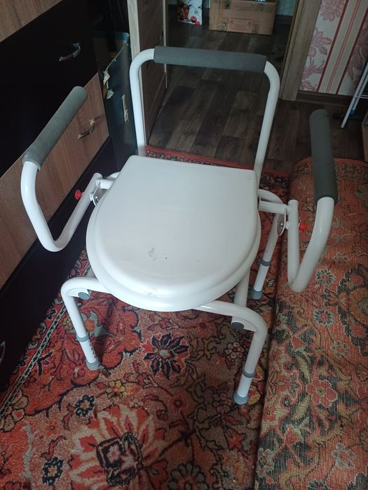 Крісло-туалет б.в.