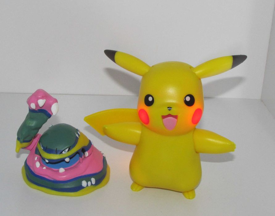 Pokemon Alolan Muk Articulado + Pikachu eletronico com sensores
