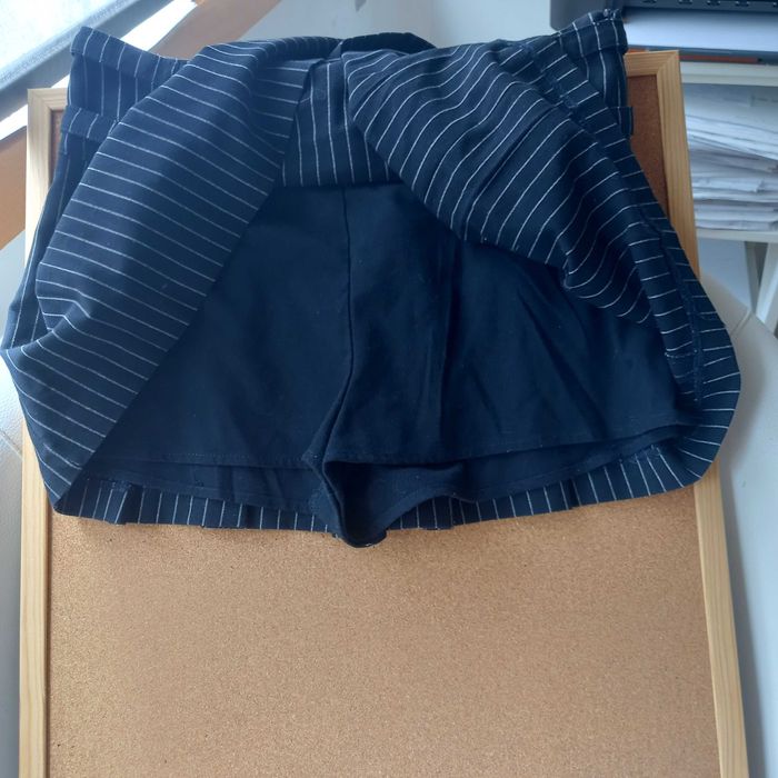 Saia azul com riscas brancas e com calções