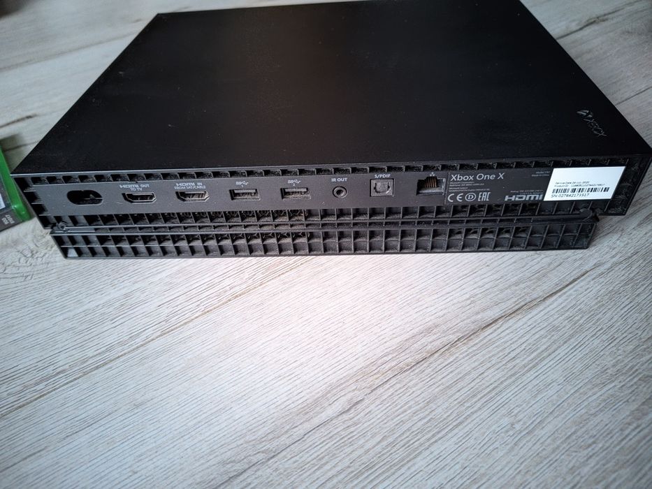 XBox One X  1TB - Stan bardzo dobry + 2 pady  +2 gry +wszystkie kable