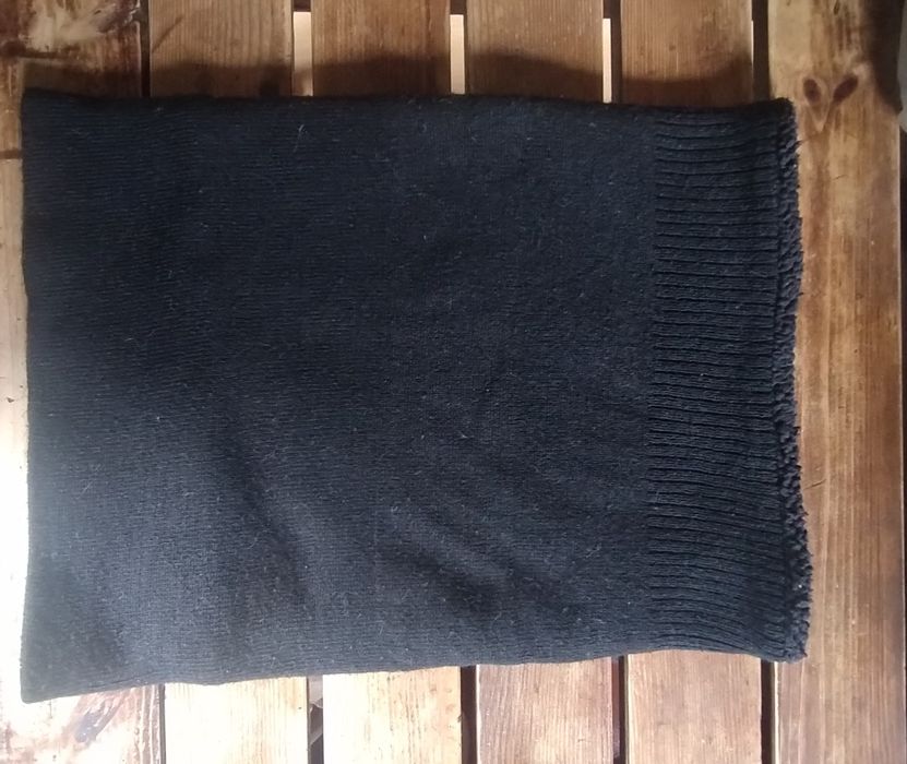 Czarny, ciepły komin dla chłopca