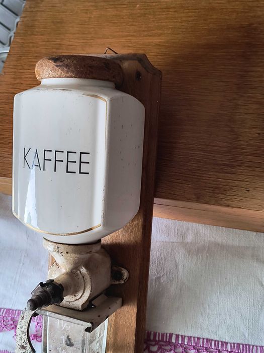 stary młynek do mielenia kawy ale nie tylko/porcelana