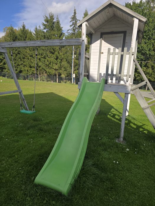 Domek dla dzieci ze zjezdzalnią i huśtawkami