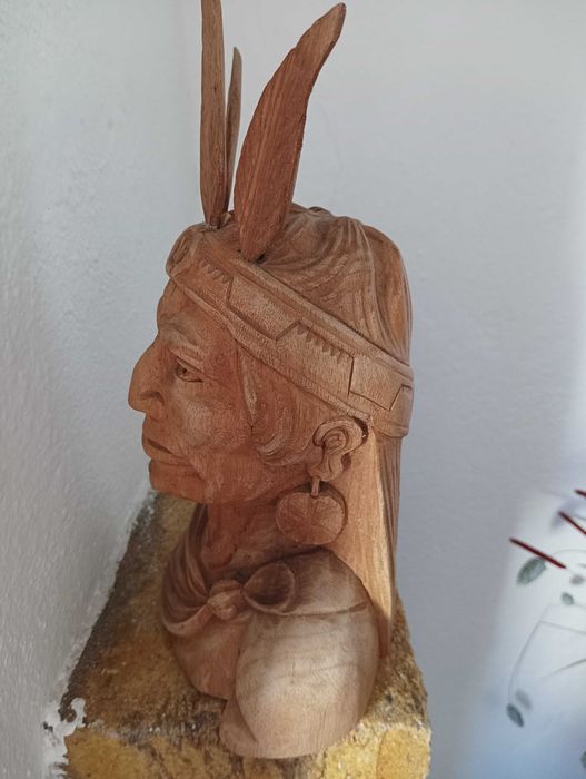 Busto de indígena esculpido em madeira