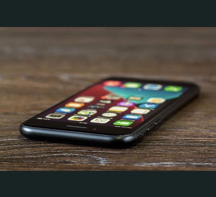 Iphone Se 2020 64gb та чохол повербанк 6000мА