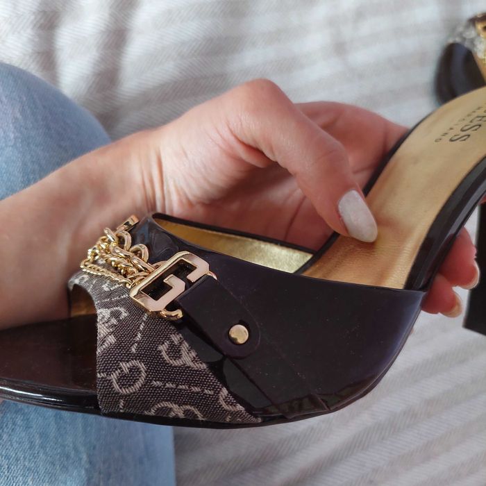 Сандалі на каблуку Guess