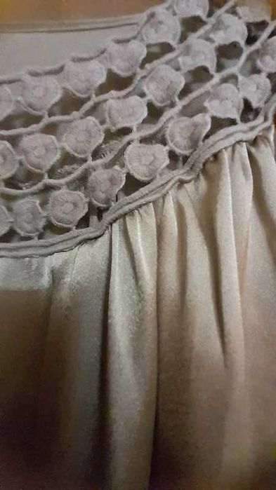 Vestido acetinado, em camel dourado - Lanidor (tam. 38)