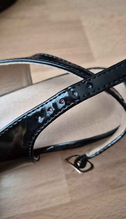 Czarne czółenka bez pięty na słupku z czubkiem w szpic