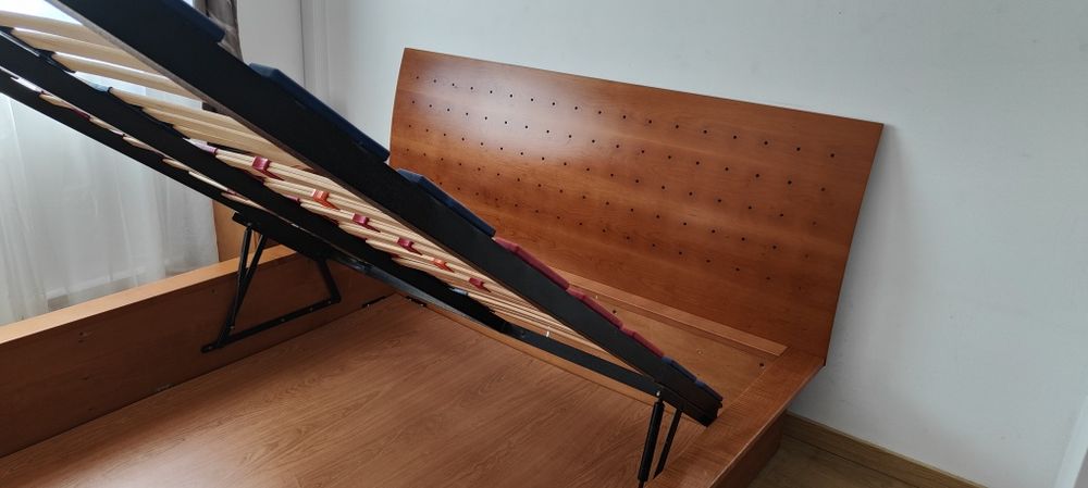 Cama de Casal com Sommier em madeira cerejeira