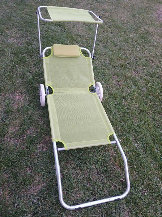 Leżak składany na kółkach z daszkiem