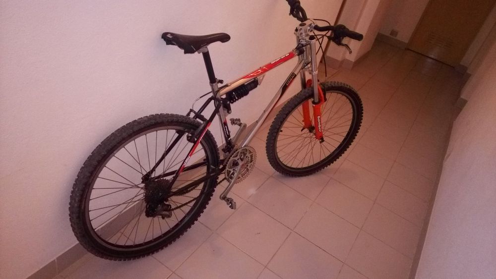 Bicicleta de BTT dupla suspensão